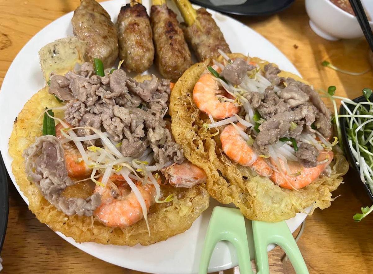 Điểm được thực khách nhắc đến nhiều nhất là phần vỏ bánh khá dày nhưng giòn, đặc biệt khi bánh vừa được mang ra. 