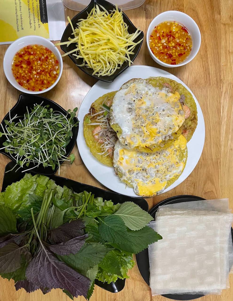 Nhân bánh có tôm, thịt và giá đỗ, tùy loại khách gọi; nguyên liệu được nhận xét khá tươi, phần nhân tương đối đầy đặn.