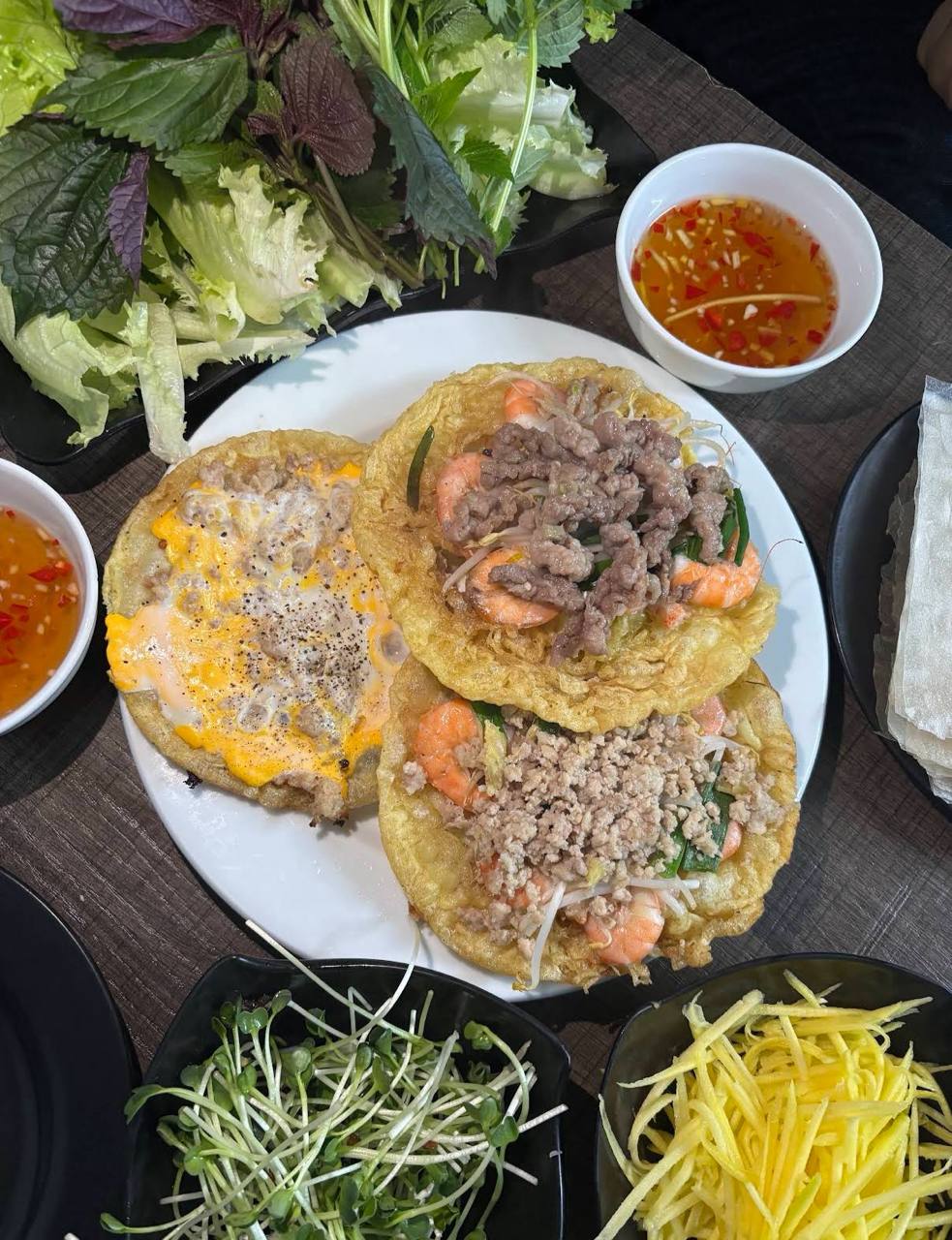 Đi vào giờ cao điểm, thực khách có thể phải xếp hàng hoặc chờ khá lâu mới có bàn. 
