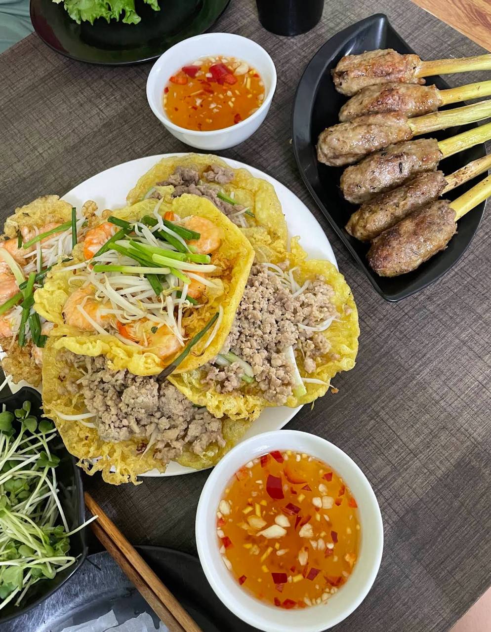 Bánh xèo “gây thương nhớ”: Khách chờ gần 1 tiếng vẫn không bỏ cuộc