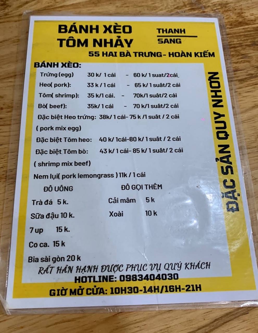 Thực đơn của quán chủ yếu là các loại bánh xèo với nhân khác nhau