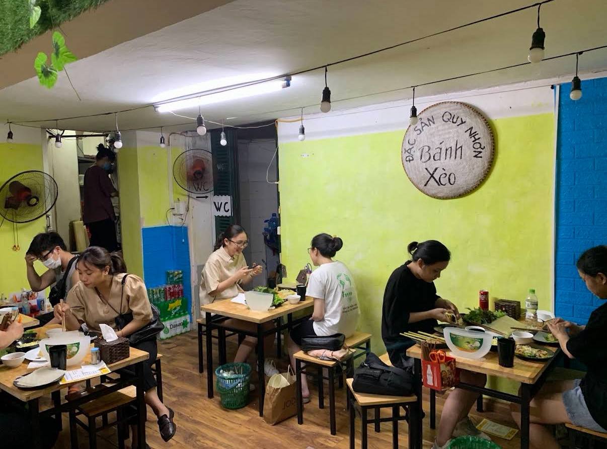 Bánh xèo “gây thương nhớ”: Khách chờ gần 1 tiếng vẫn không bỏ cuộc