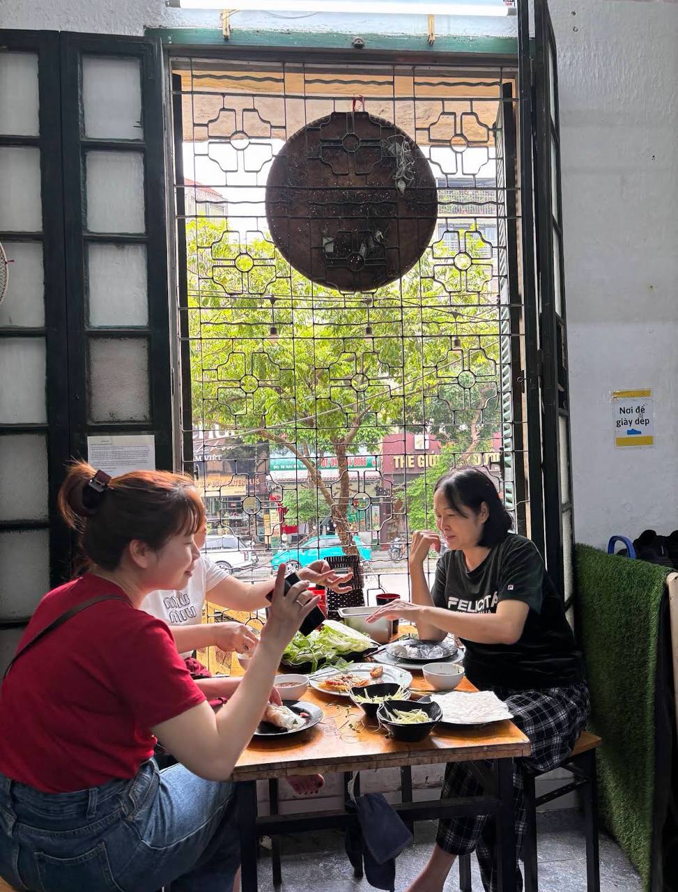 Bánh xèo “gây thương nhớ”: Khách chờ gần 1 tiếng vẫn không bỏ cuộc