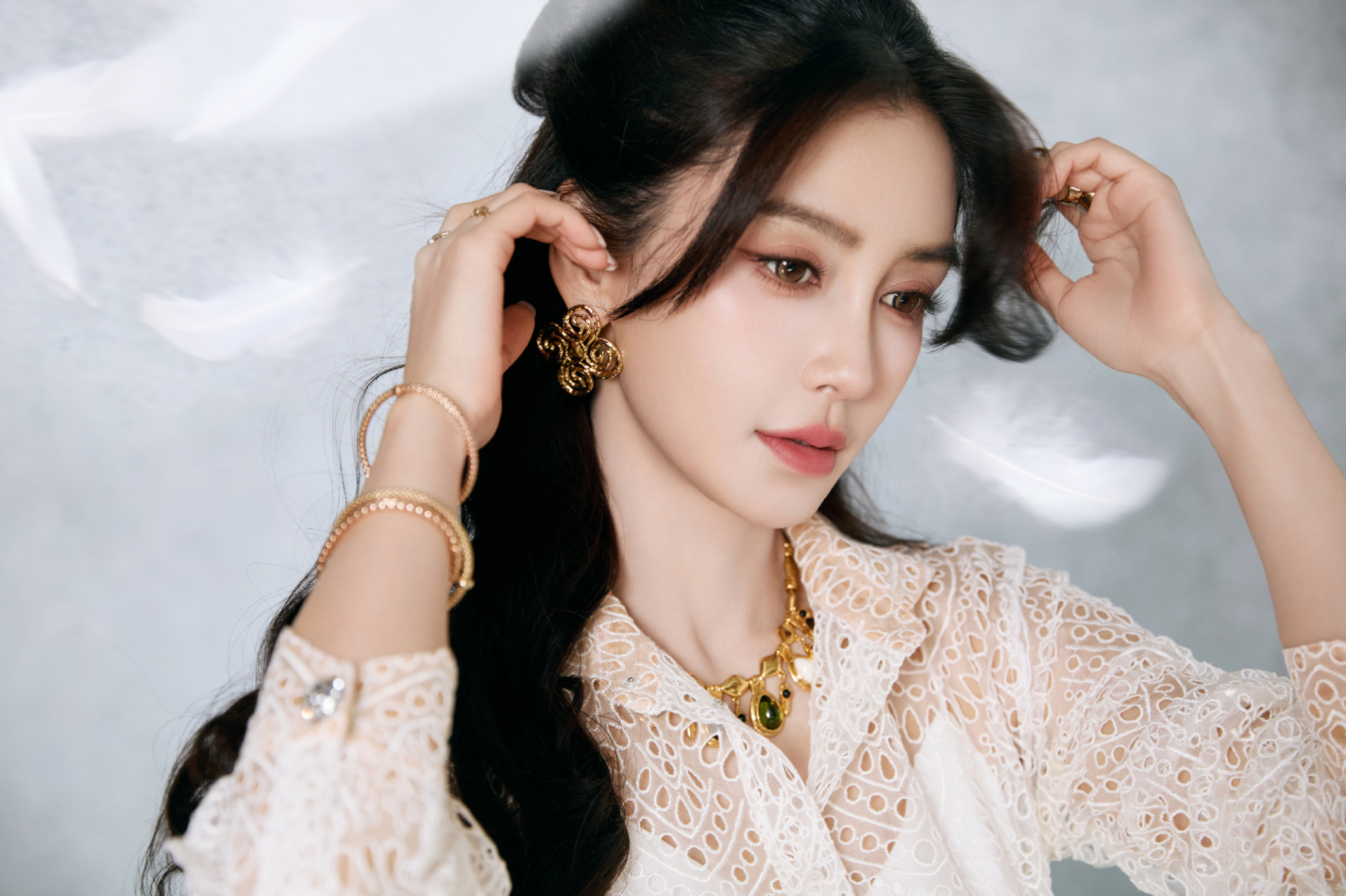 Showbiz Trung Quốc đang xôn xao với thông tin Angelababy bí mật tái hôn với đại gia. Ảnh: Weibo.