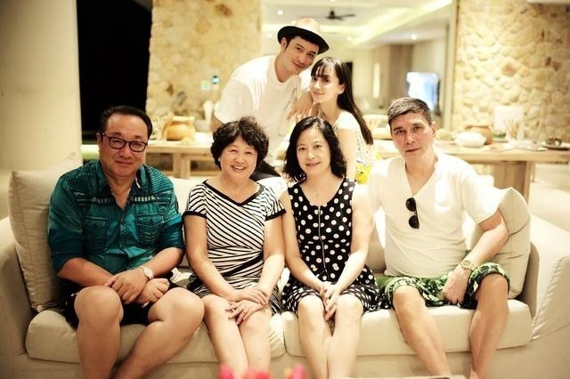 Bố mẹ Huỳnh Hiểu Minh luôn mong nam diễn viên tái hôn với Angelababy. Ảnh: QQ.