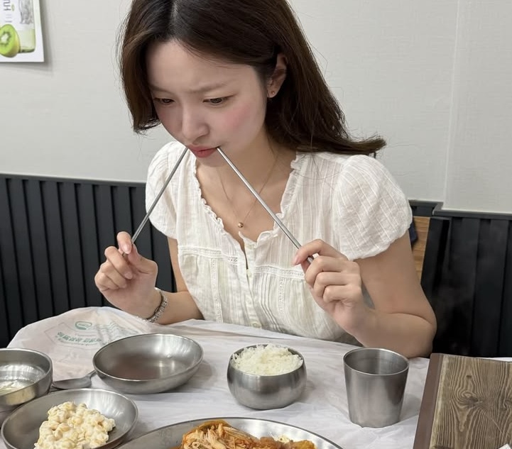 Thường xuyên đau bụng, khó chịu sau ăn nhưng cô gái trẻ chưa bao giờ nghĩ đó là dấu hiệu ung thư (Ảnh minh họa)