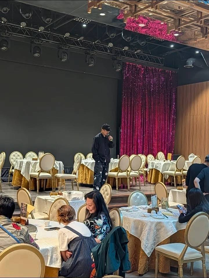 Trần Sơn Thông đi hát tiệc cưới, thôi nôi ở các nhà hàng. Ảnh: Sohu.