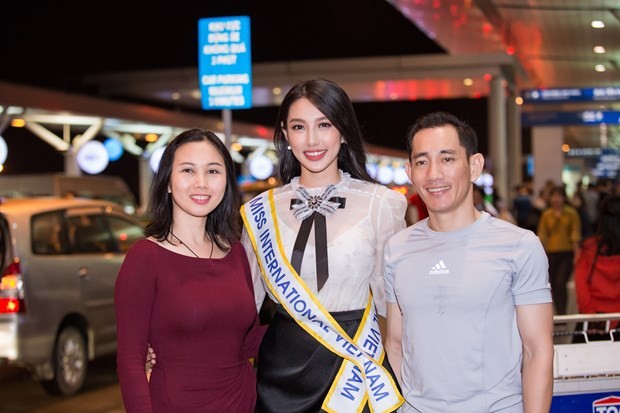 Bố mẹ Thuỳ Tiên dù đã ly hôn nhưng vẫn xuất hiện cùng trong các cột mốc quan trọng của con gái 