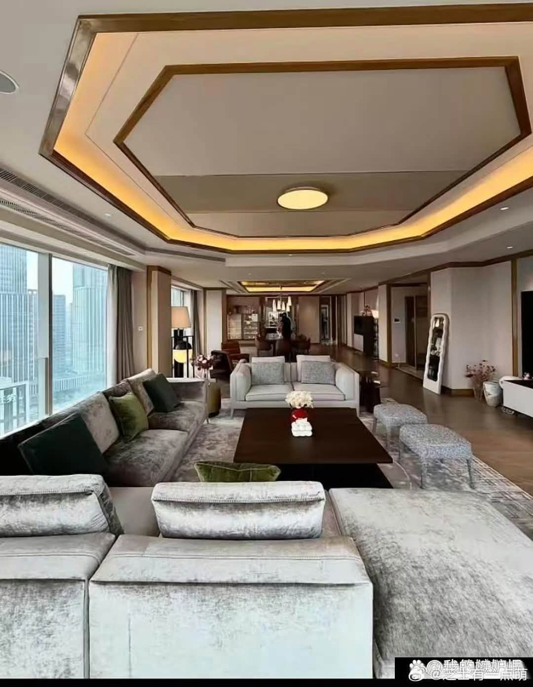 Phòng khách vô cùng hiện đại với đầy đủ tiện nghi. Ảnh: 163
