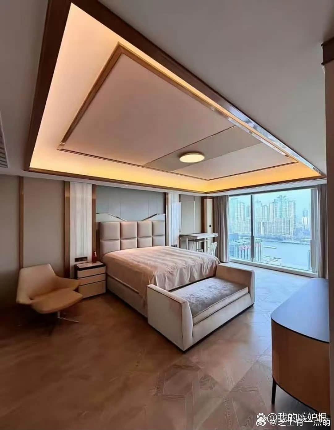 Từ phòng ngủ, chủ nhân căn hộ có thể ngắm nhìn sông Hoàng Phố. Ảnh: 163
