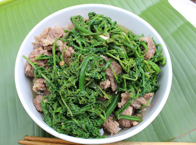 Rau thuộc họ dương xỉ càng nấu chưa chín kỹ thì càng độc hại với gan (Ảnh minh họa)