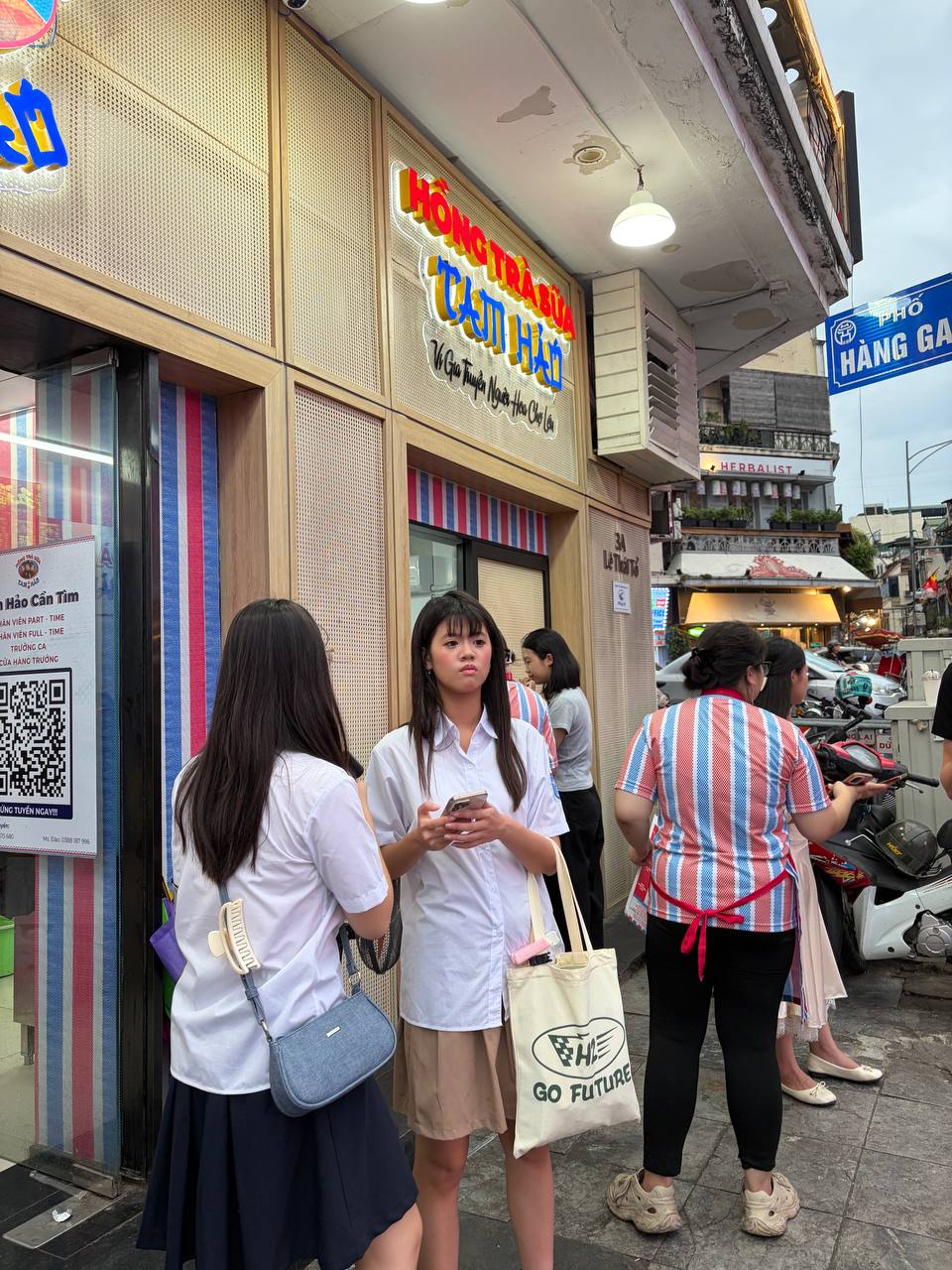 Trà sữa từ 7.000 đồng bước vào “sân chơi” của Starbucks, Highlands, Phúc Long ở Hồ Gươm