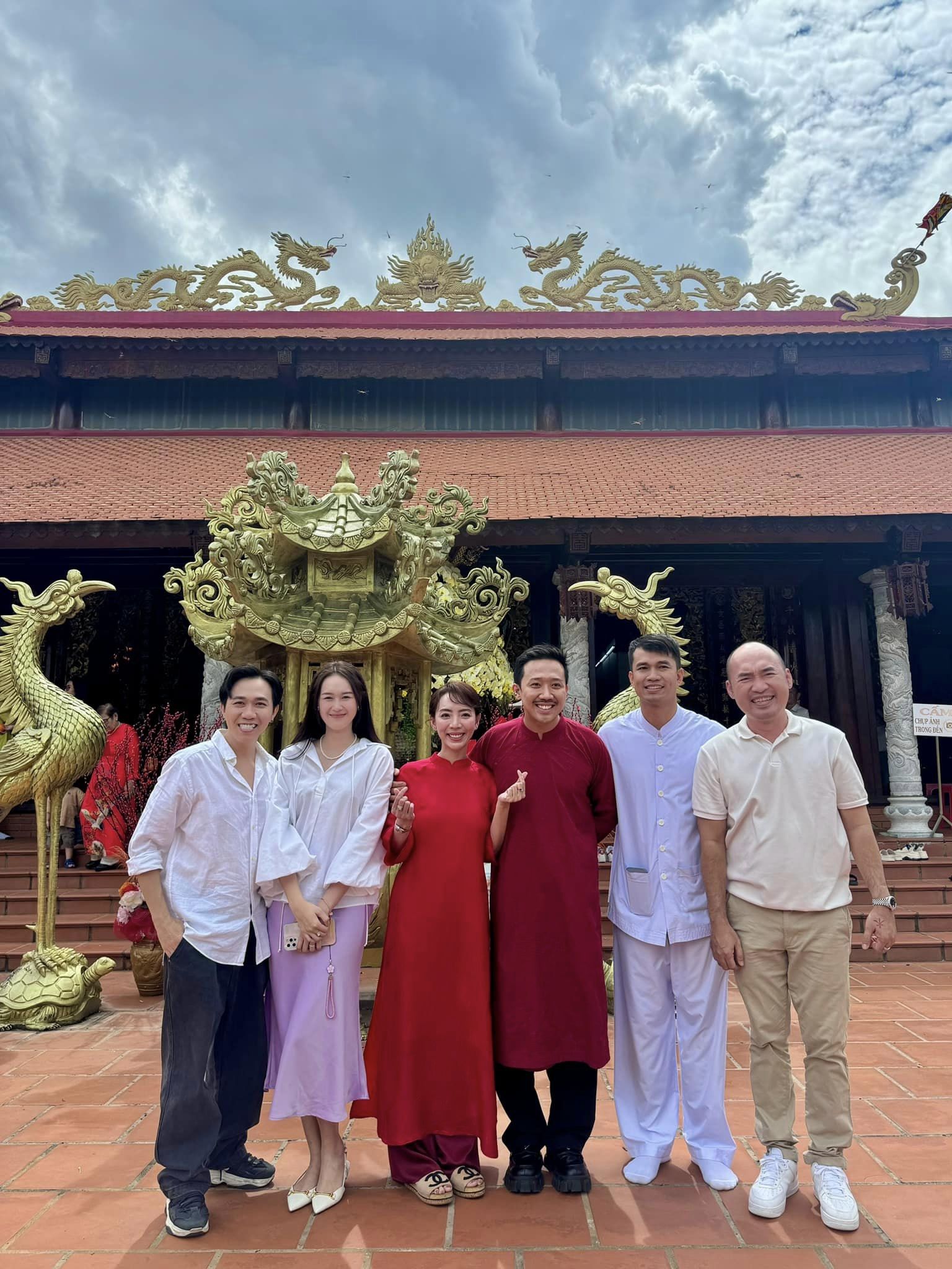 Đền thờ Tổ nghiệp cũng là nơi nhiều nghệ sĩ đến thắp hương, cầu mong những đều thuận lợi trong công việc