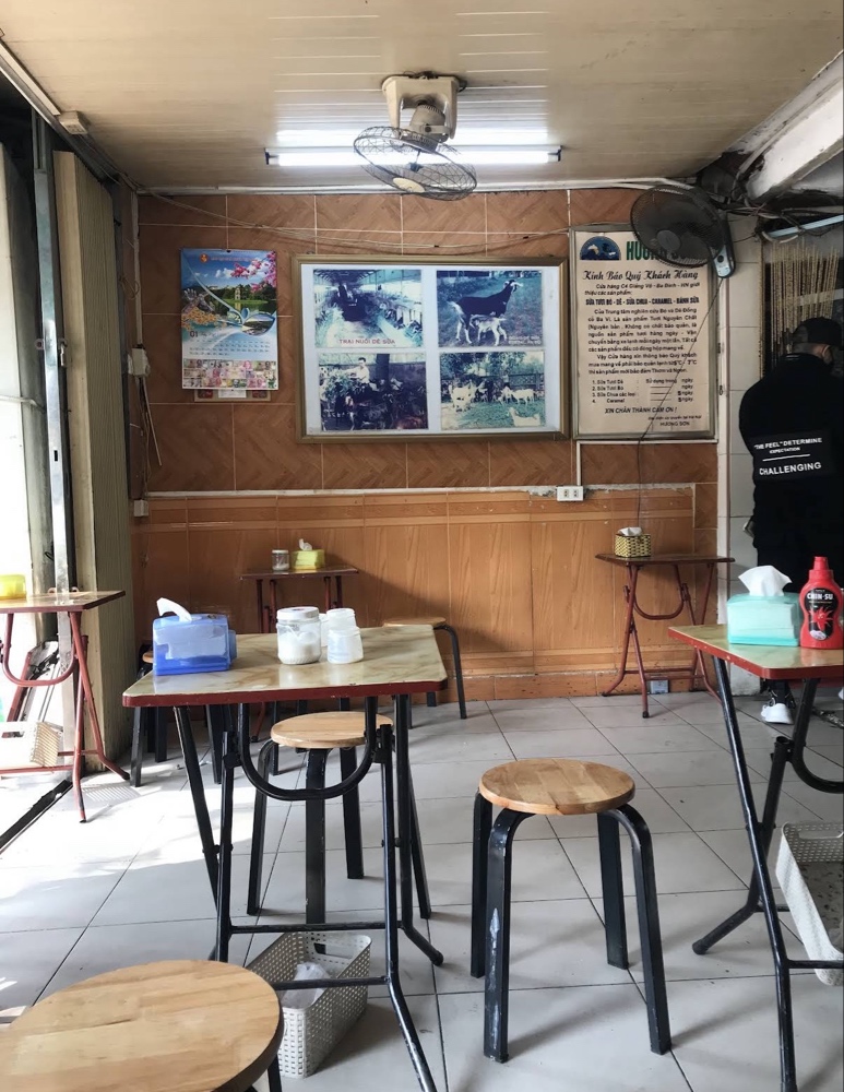 Cửa hàng giữ phong cách bình dân, mộc mạc, gợi cảm giác Hà Nội cũ. Ảnh: Google Review