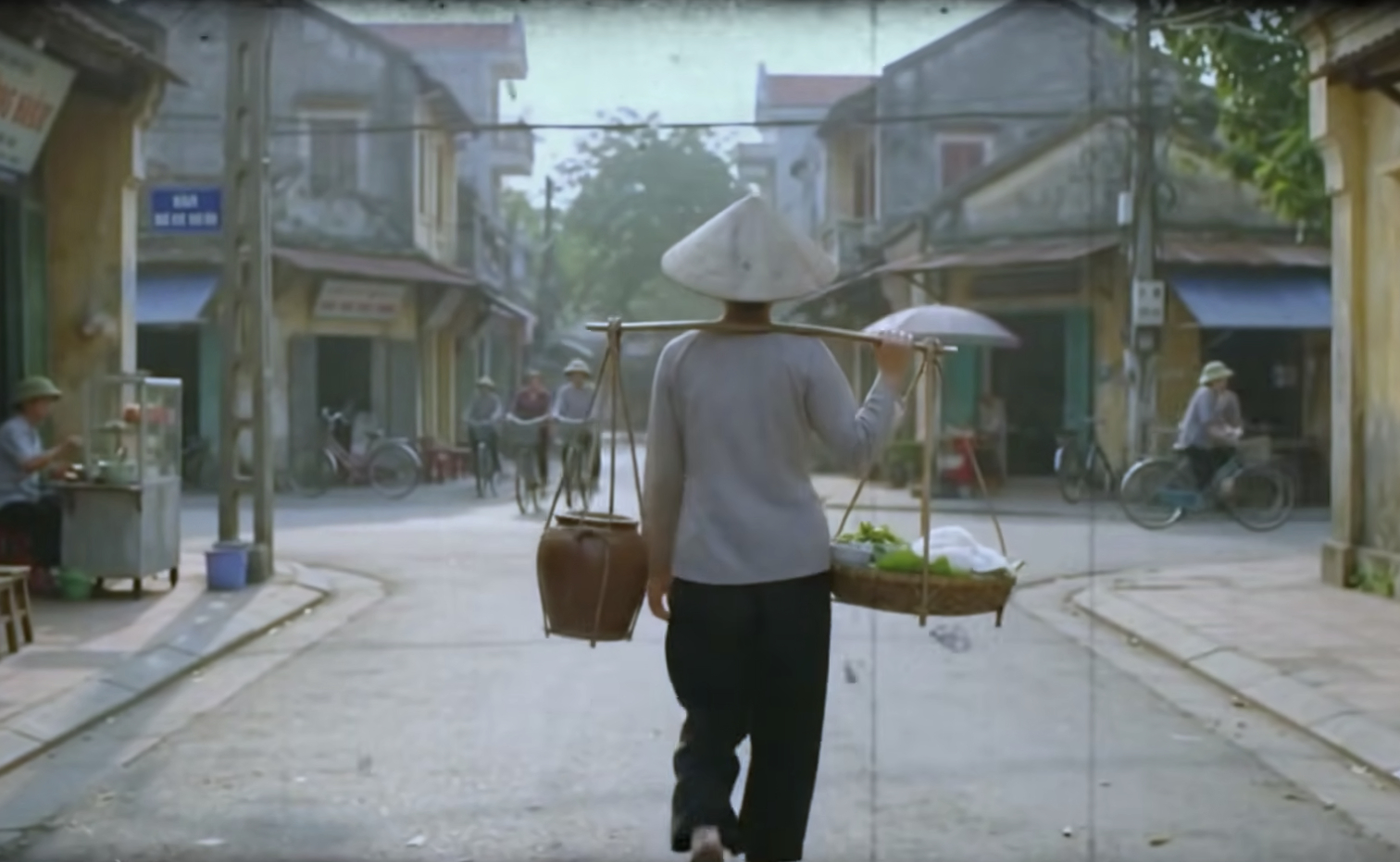 Điều đáng tiếc là nghề truyền thống ở Pháp Vân cũng không còn nguyên vẹn như trước.(Hình được tạo bởi AI)