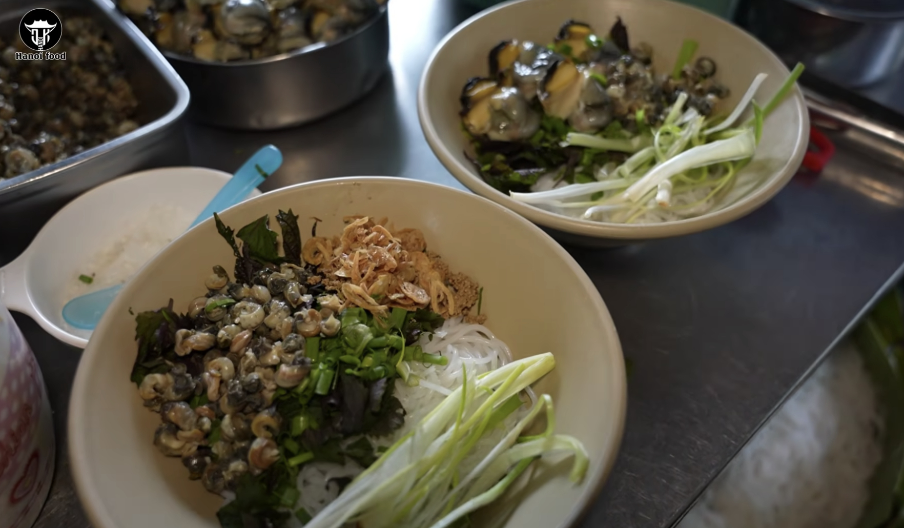Do bún ốc nguội hiện tại không còn nhiều người ăn nên quán cô Nhi hiện bán chủ yếu bún ốc nóng để phù hợp với khẩu vị hiện nay.
