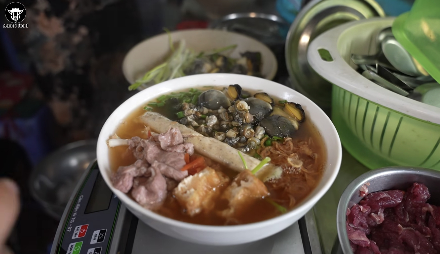 Làng bún ốc giữa Hà Nội từng có thời phải gánh hàng đi bán chui, đến nay người làng vẫn nhận ra nhau qua cách nhể ốc