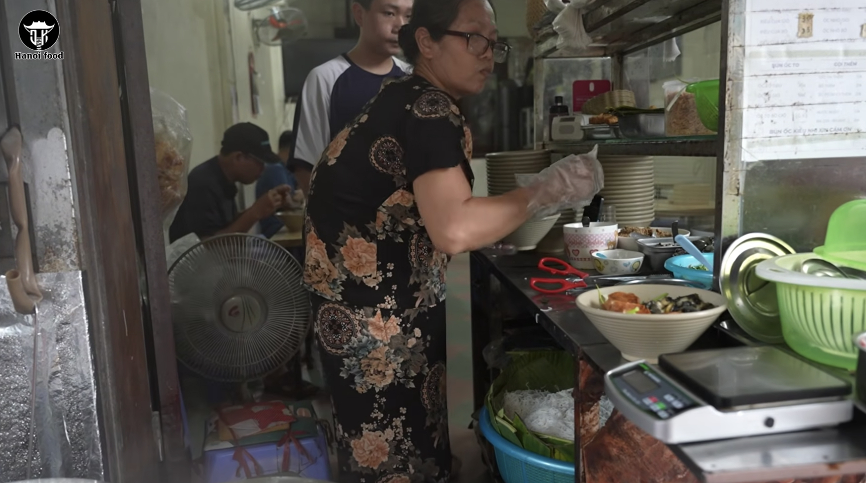 Làng bún ốc giữa Hà Nội từng có thời phải gánh hàng đi bán chui, đến nay người làng vẫn nhận ra nhau qua cách nhể ốc