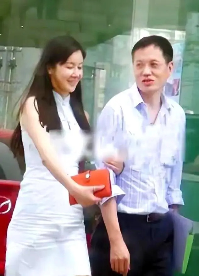 Trong phiên tòa ly hôn, Sử Hồng nhất quyết không nhận con, không gửi tiền chu cấp. Ảnh: Sina. 