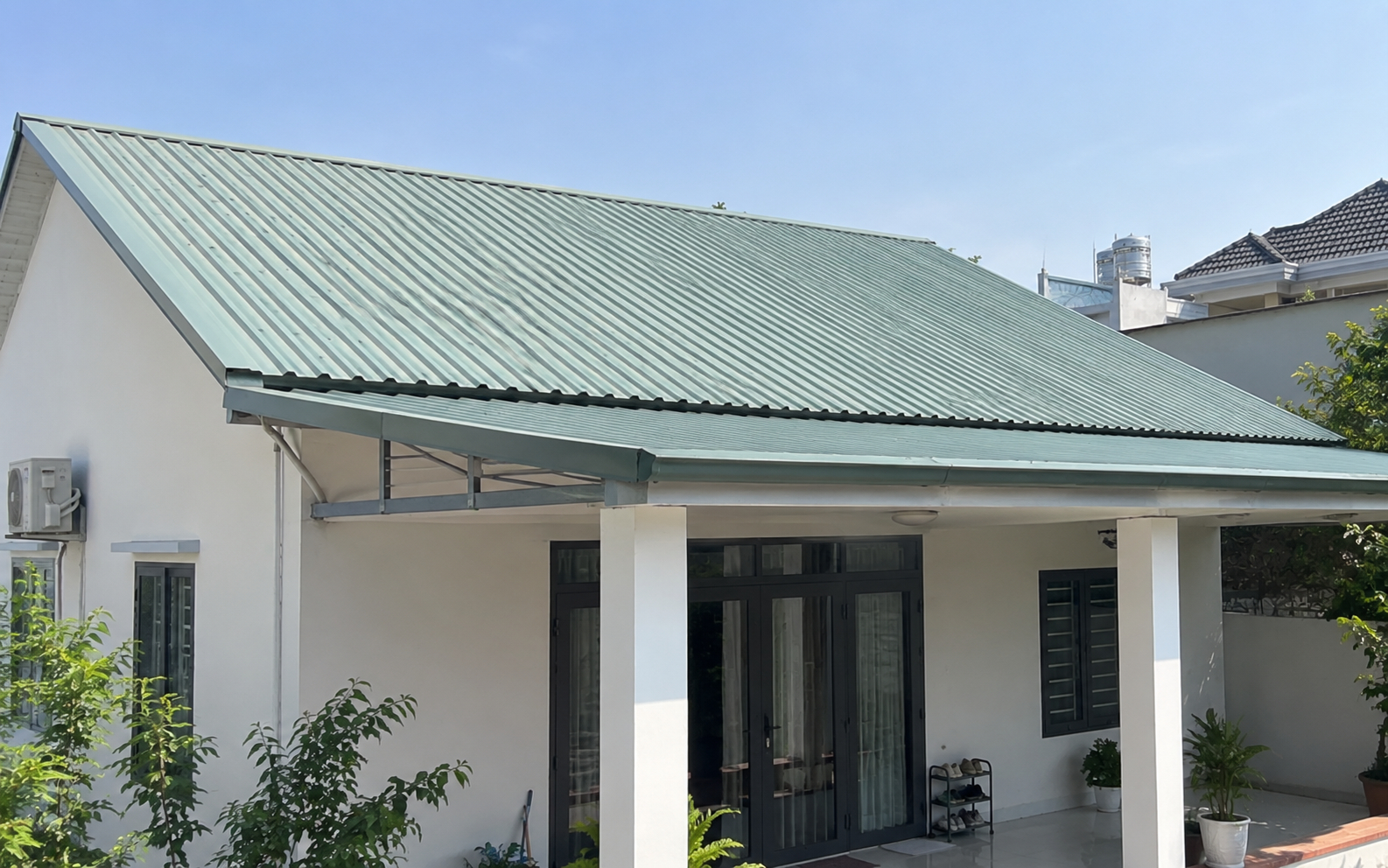 Vì sao ngày càng nhiều gia đình không còn lợp mái tôn? 2 kiểu mái đẹp, mát, ít ồn đang thành xu hướng mới