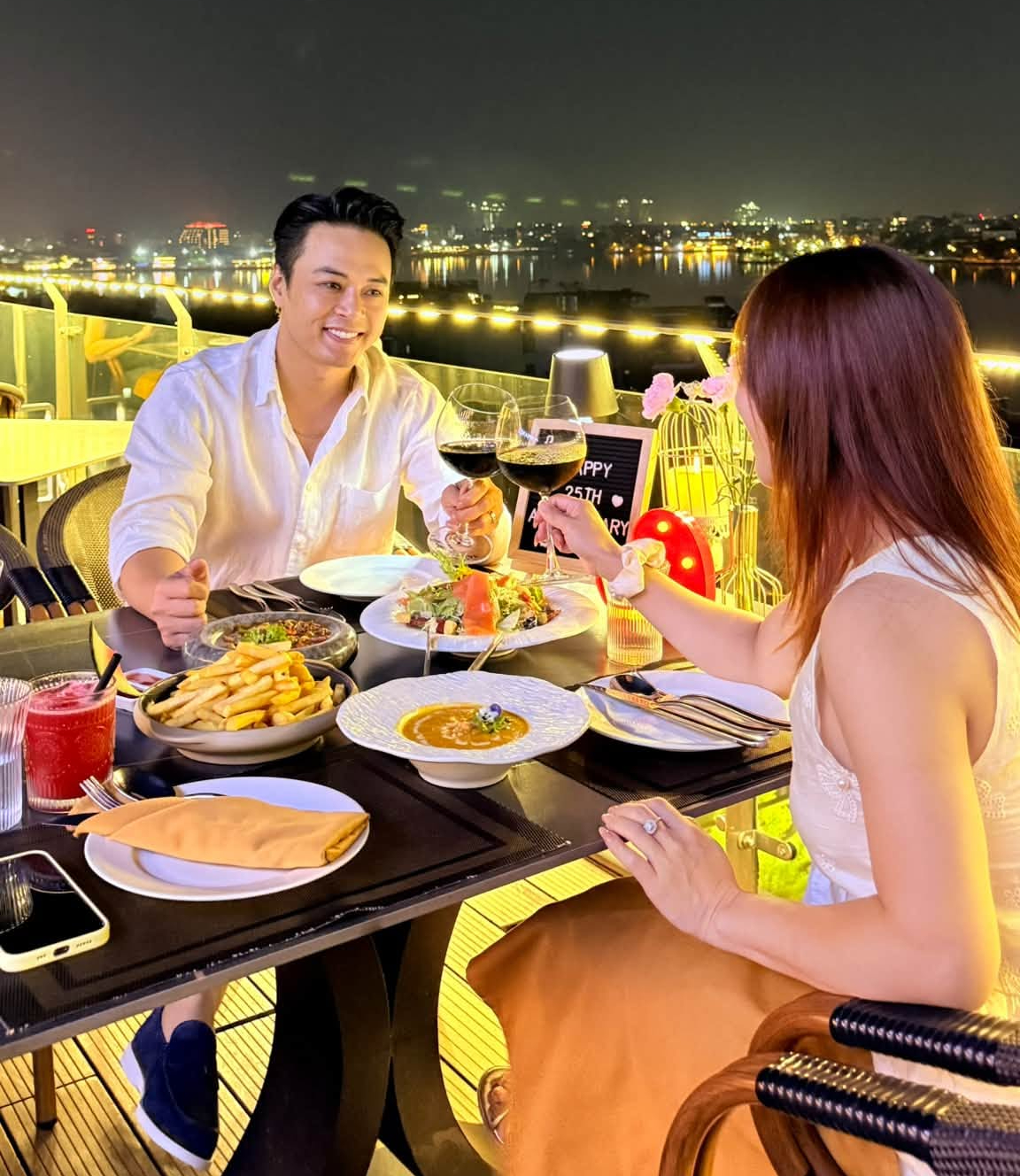 Hồng Đăng và vợ kỷ niệm 25 năm đồng hành bên nhau