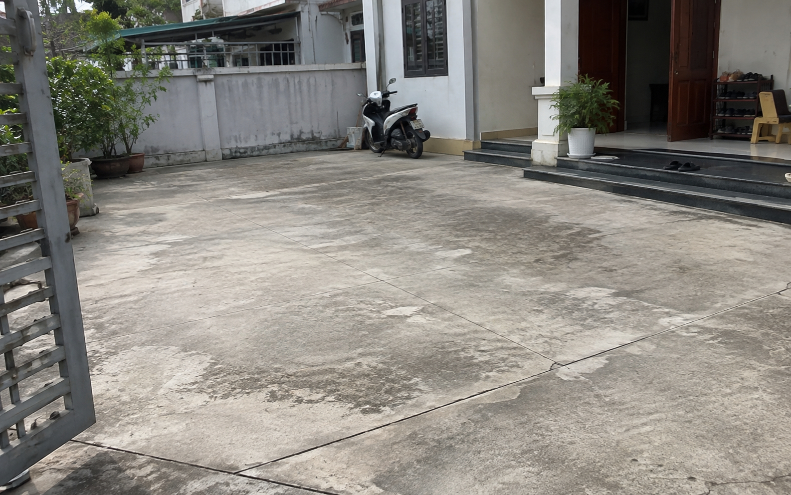 Vì sao ngày càng nhiều gia đình không còn đổ bê tông kín sân? 2 cách làm sân mát, đẹp, bớt bí đang dần thành xu hướng mới
