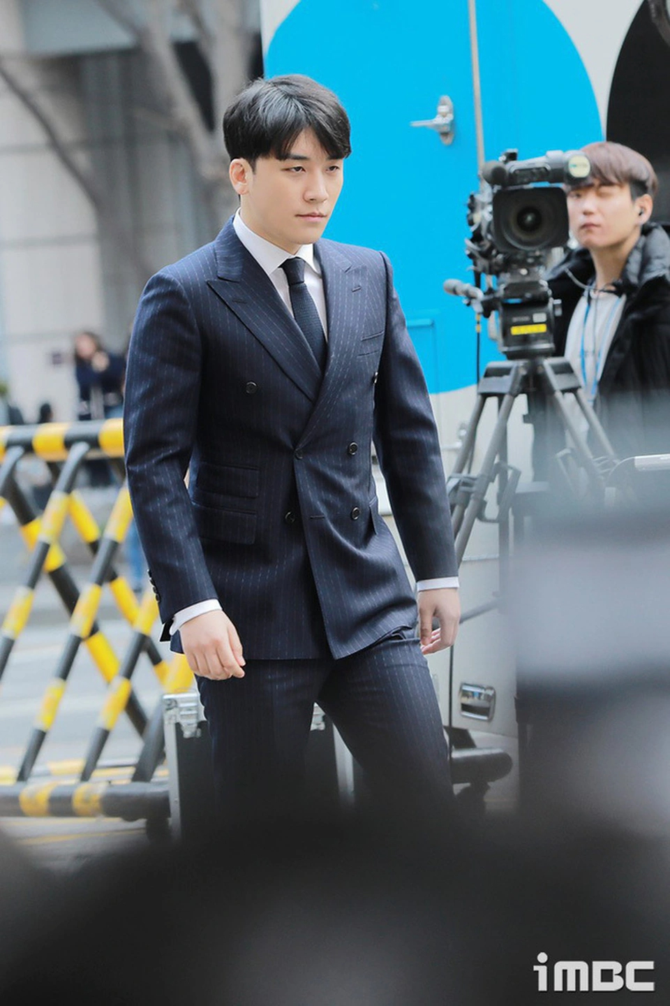   Truyền thông Hàn tung CCTV vụ việc Seungri bị tố cáo tấn công người khác. Trong video, anh đã vung chai rượu về phía người khác, cùng bạn bè bao vây người được cho là nạn nhân. Ảnh: IMBC.   