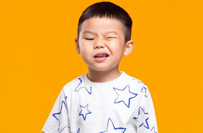 Hội chứng TICs thường xuất hiện ở trẻ trong độ tuổi đi học (Ảnh minh họa)