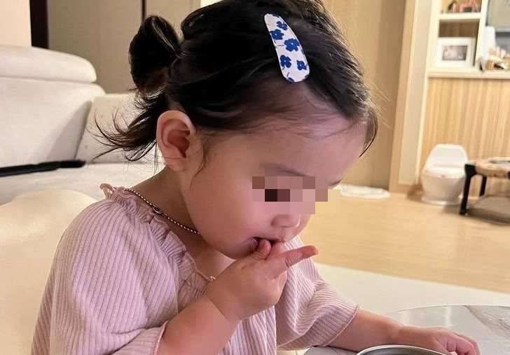 Bé gái 3 tuổi bị gặp nguy hiểm sau khi nuốt kẹo cao su (Ảnh minh họa)