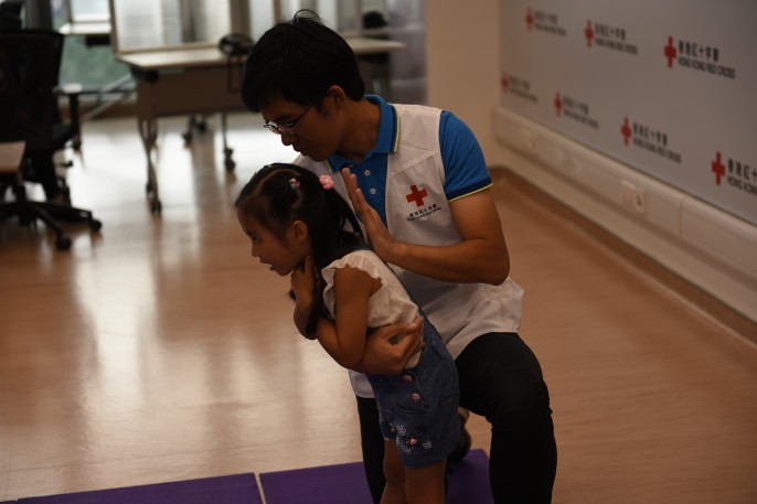 Chuyên gia y tế hướng dẫn phương pháp vỗ lưng khi trẻ nuốt phải dị vật (ảnh minh họa)