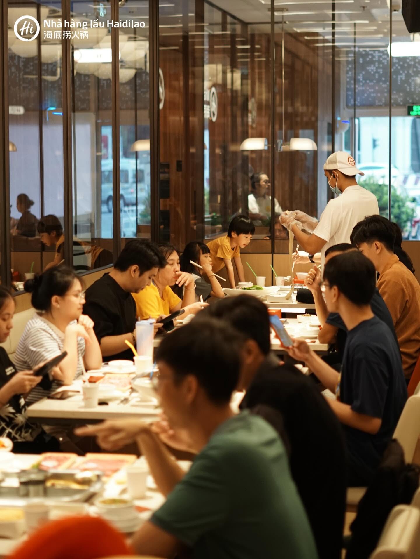 Trước đây, khách hàng của Haidilao có thể mang đồ ăn từ bên ngoài vào dùng cùng bữa lẩu. Ảnh: Haidilao Việt Nam