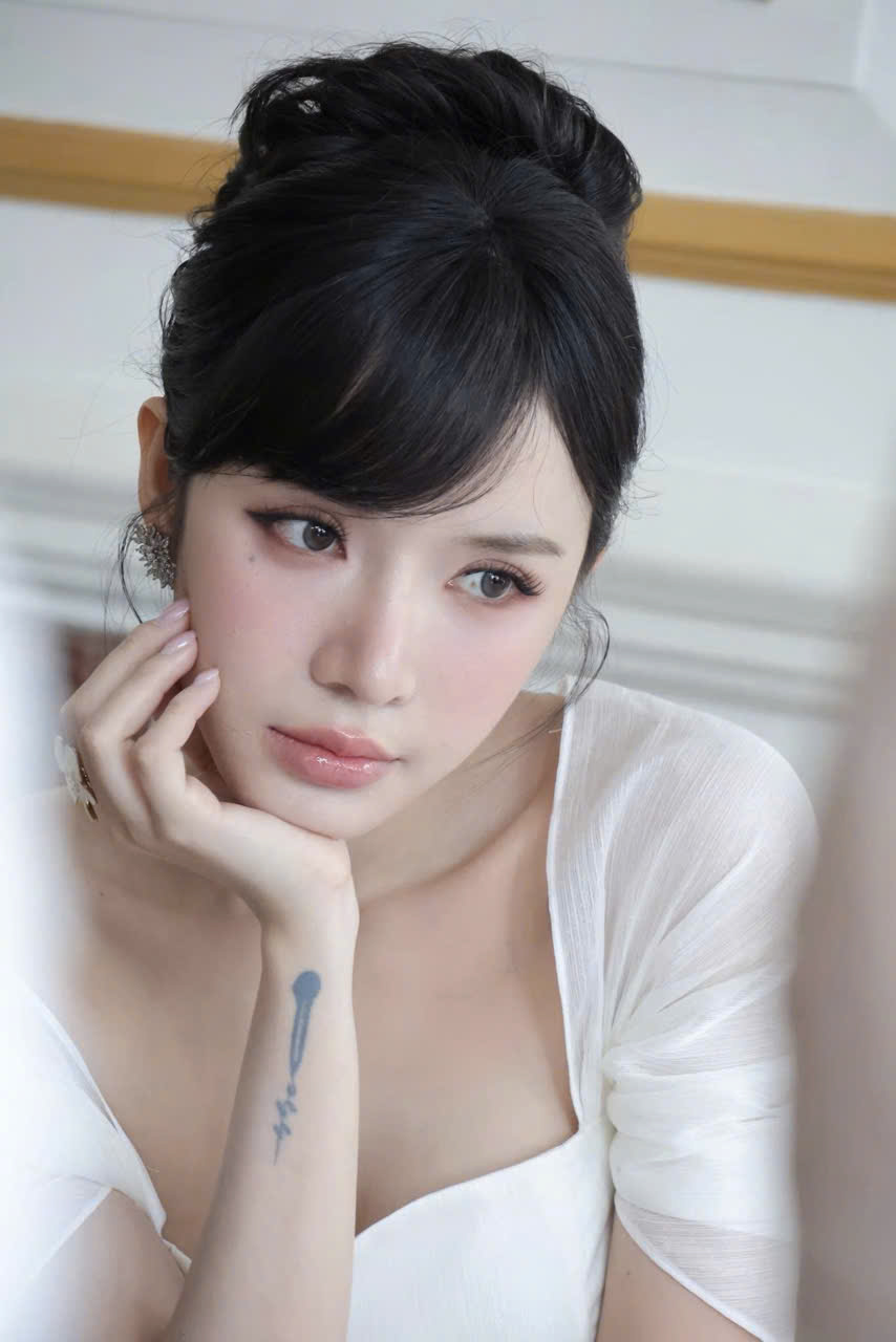 Đường nét gương mặt thanh tú, làn da trắng mịn cùng đôi mắt tròn xoe khiến giọng ca 24H thường xuyên nhận được nhiều lời khen ngợi vì ngoại hình đài các, ngọt ngào như búp bê