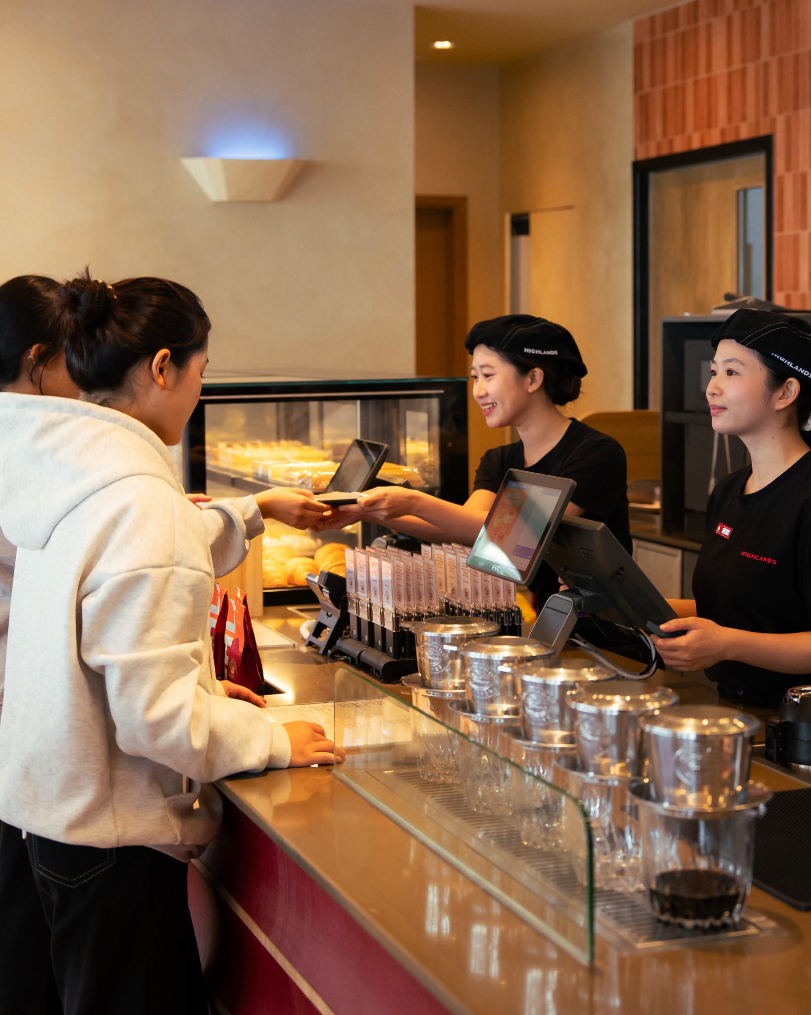 Hệ thống này công bố phục vụ hơn 100 triệu ly mỗi năm, tức mỗi ngày có khoảng 273.900 ly được rót ra