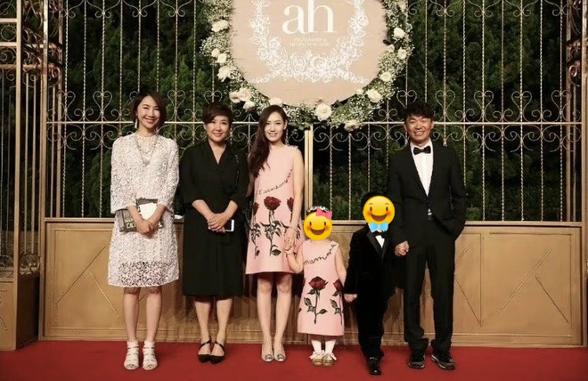 Vương Bảo Cường đưa vợ con dự đám cưới Huỳnh Hiểu Minh - Angelababy. Hai bé mặc đồ đôi cực dễ thương với bố mẹ. Ảnh: Sina.