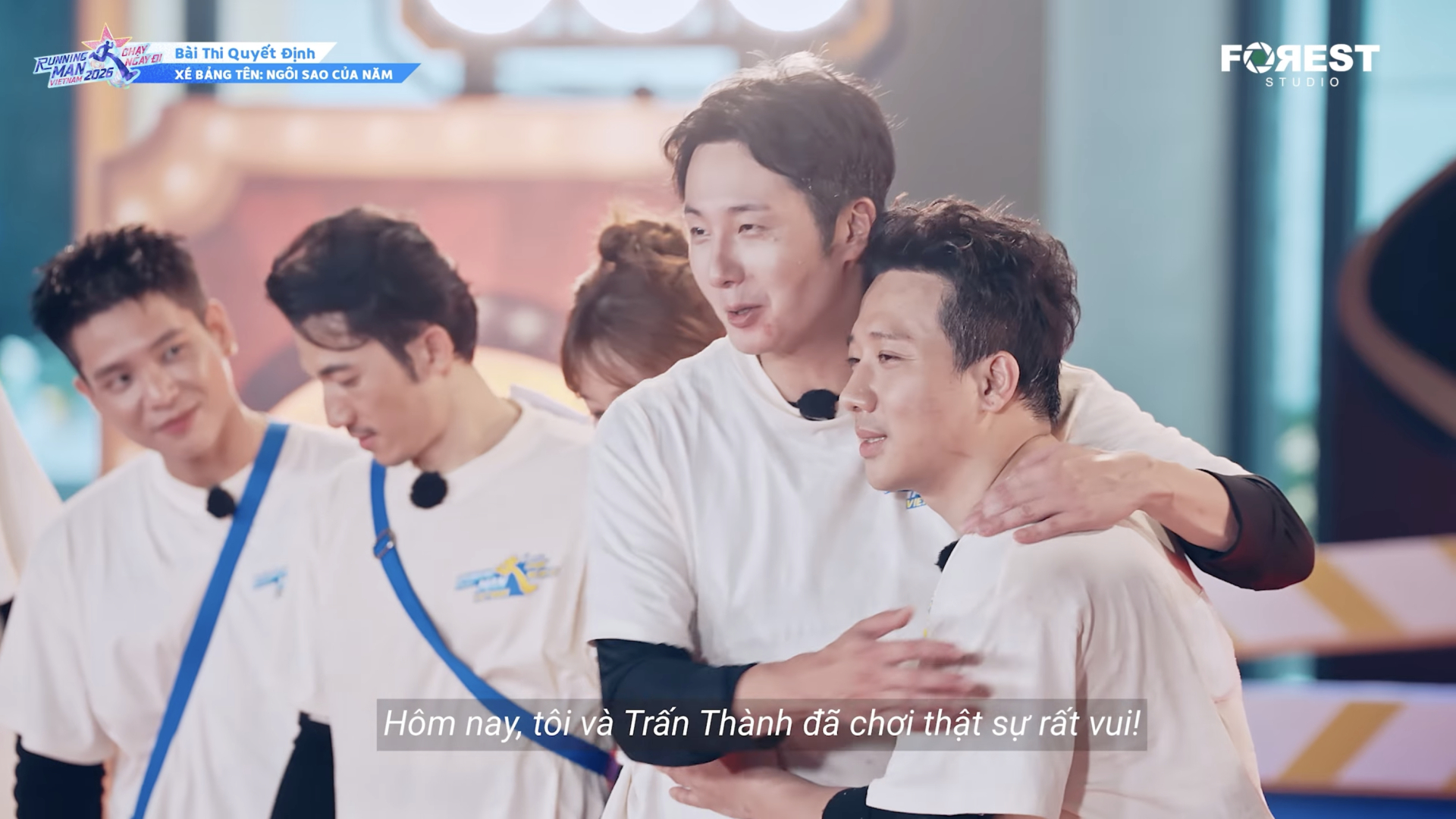 Jung Il Woo và Trấn Thành ôm nhau thắm thiết sau màn đấu tay đôi cực quyết liệt