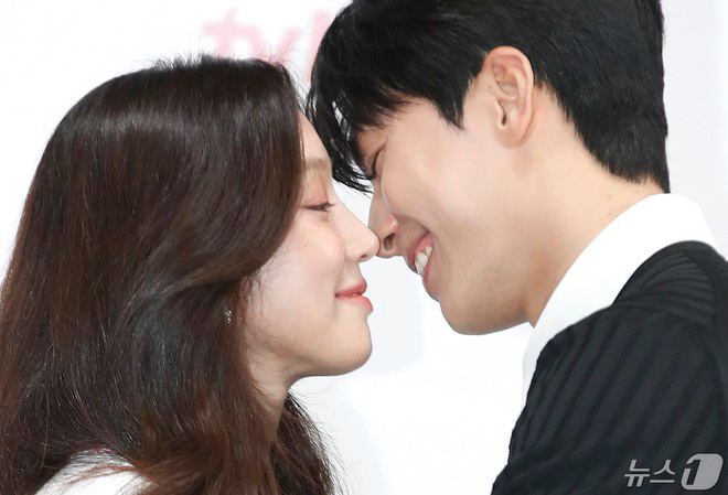 Wi Ha Joon - Jung Ryeo Won có màn tương tác đáng ngờ ở sự kiện cách đây 2 năm, làm bùng lên nghi vấn “phim giả tình thật”. Ảnh: X