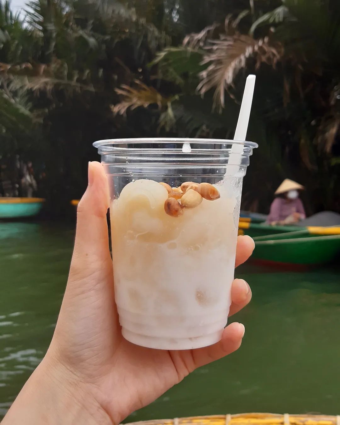 Ngoài trải nghiệm ngồi thúng tre thong dong, du khách có thể tự tay đan những món đồ chơi bằng lá dừa và ăn những món đặc sản tại đây.