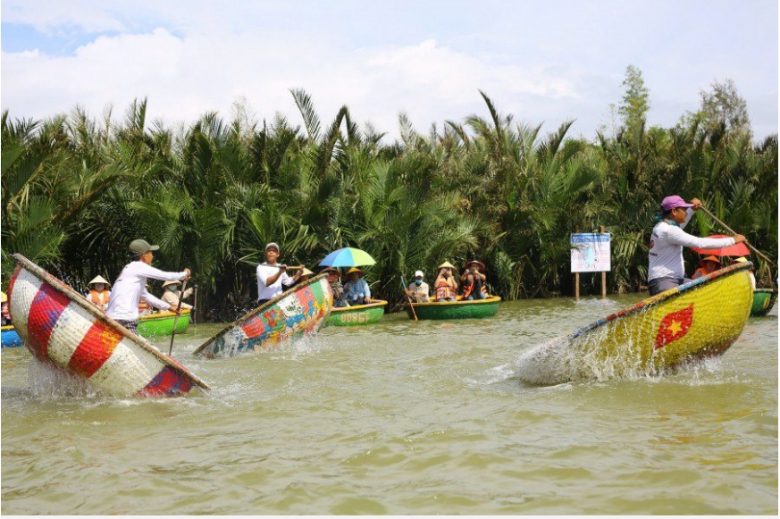 Màn múa thúng là trải nghiệm tạo nhiều ấn tượng cho du khách khi tới đây