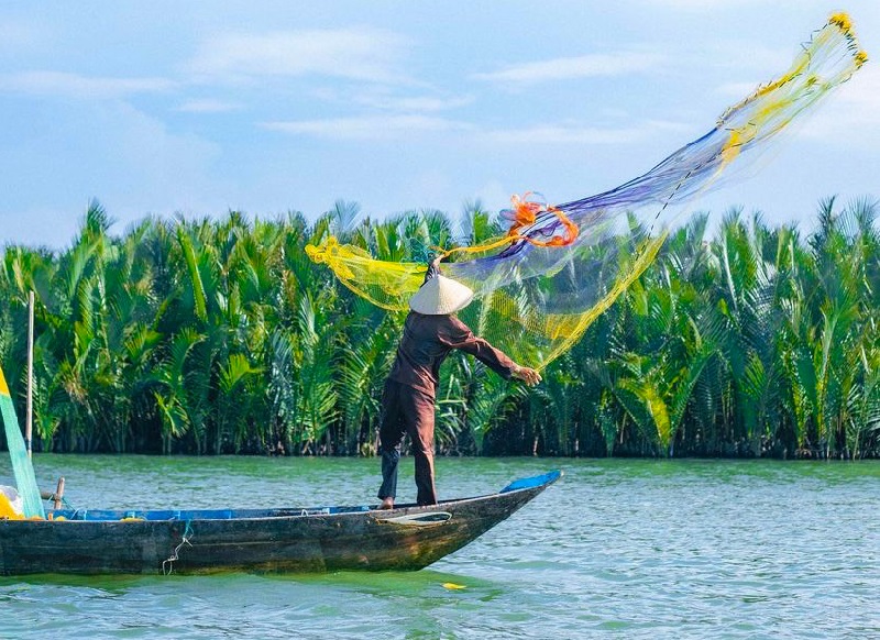 Thuyền thúng từ thuở ban sơ vốn là công cụ đánh bắt mưu sinh của ngư dân miền Trung