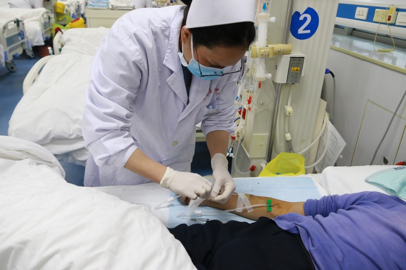 Nam sinh 14 tuổi ngày uống 2 - 3 cốc trà sữa lớn trong nhiều nam nhập viện vì suy thận cấp (Ảnh minh họa)