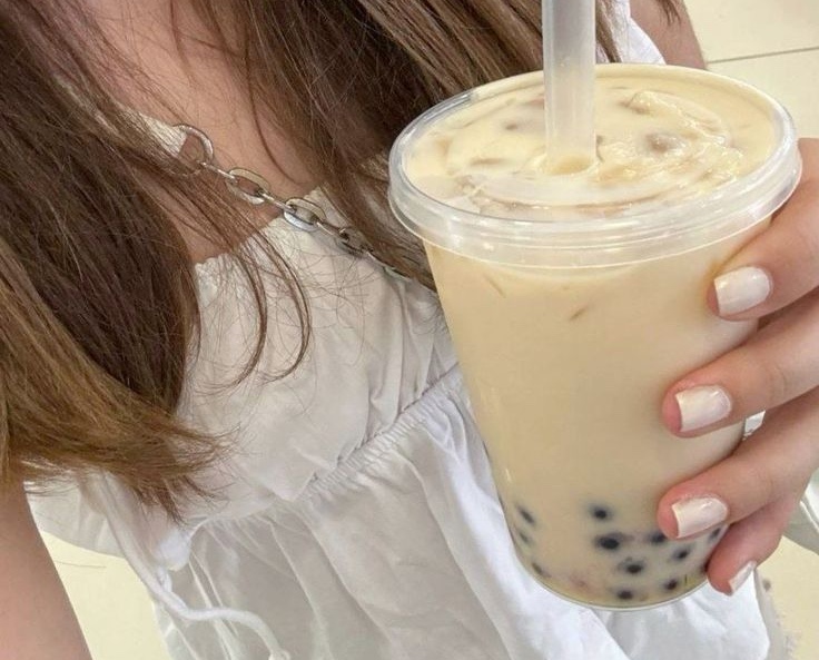 Rất nhiều người trẻ mê trà sữa đến mức uống thay nước lọc hoặc uống nhiều cốc một ngày mà không biết hại sức khỏe thế nào (Ảnh minh họa)