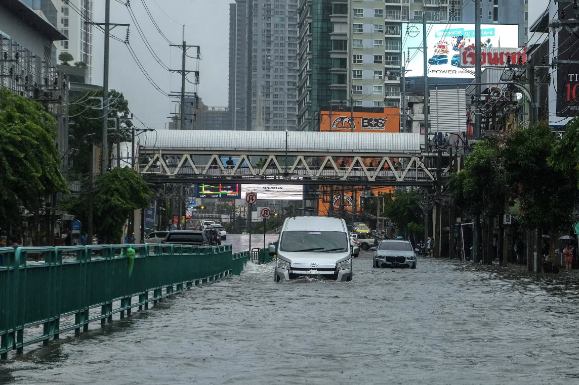 Những ngày qua, Bangkok (Thái Lan) hứng chịu một đợt mưa lớn kéo dài, gây ngập trên diện rộng tại nhiều khu vực của thủ đô. Ảnh: Reuters
