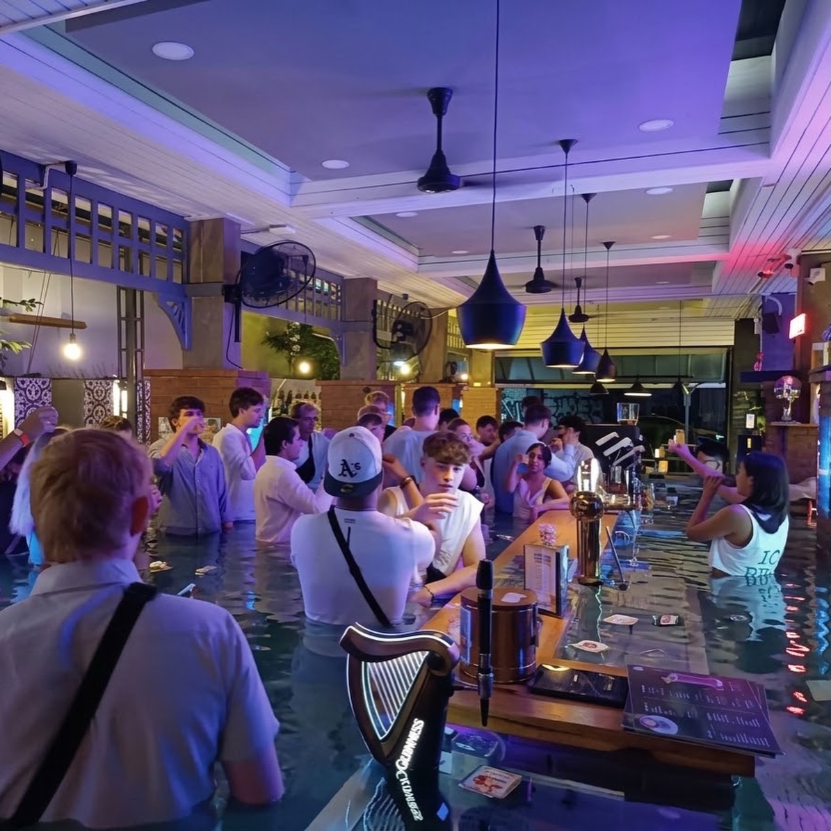Một số quán bar, nhà hàng đã sử dụng AI để dựng những hình ảnh mang màu sắc hài hước, bắt trend tình trạng ngập lụt đang diễn ra tại thành phố. Ảnh: Madmonkeybangkok