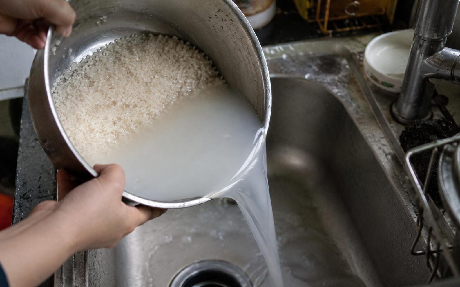 Vì sao nên vo gạo chắt nước rồi