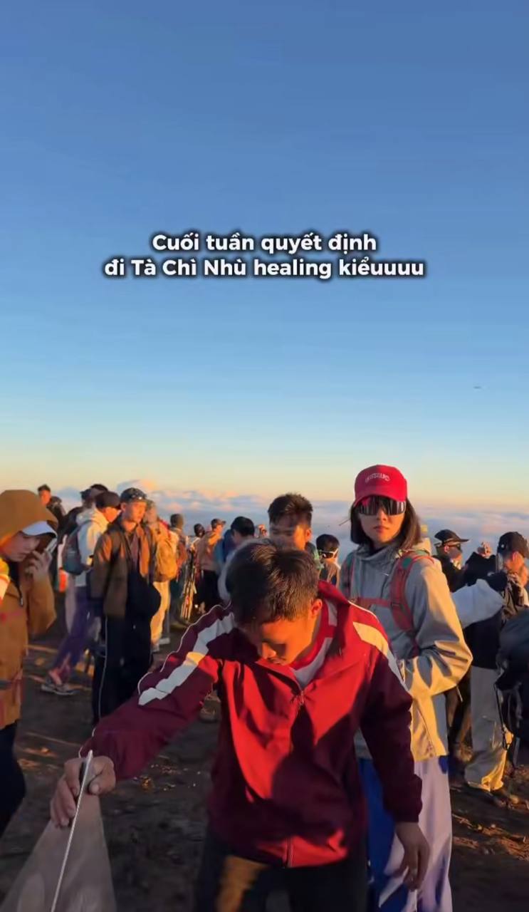 Đỉnh Tà Chì Nhù cũng có nhiều du khách đứng chụp ảnh. Ảnh: @iam.nguyentl