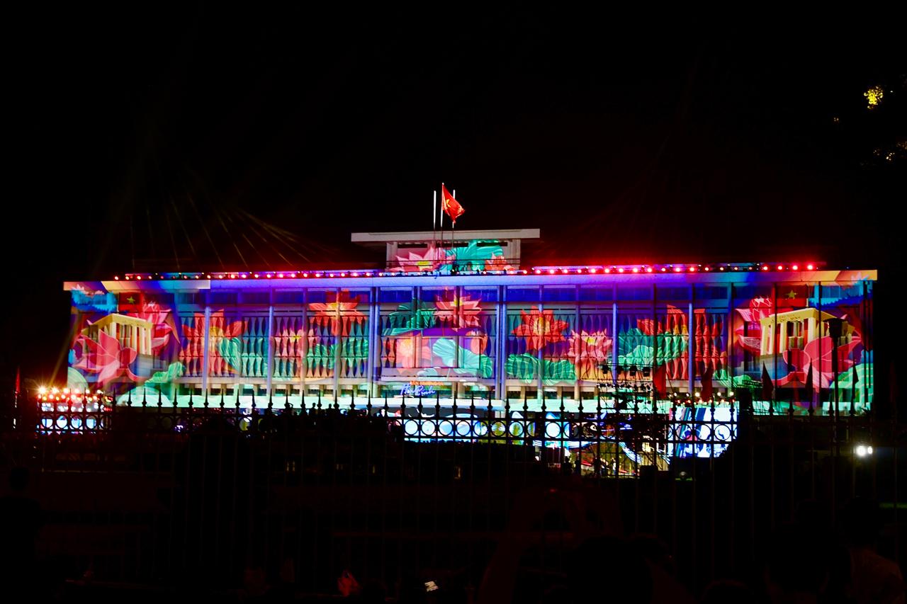 Mặt tiền Dinh Độc Lập rực sáng bằng hiệu ứng 3D mapping kỳ ảo. Màn trình diễn này là một phần trong chương trình “Bản Trường Ca Hoà Bình” hướng đến kỷ niệm 50 năm ngày Giải phóng miền Nam, thống nhất đất nước (30/4/1975 – 30/4/2025).