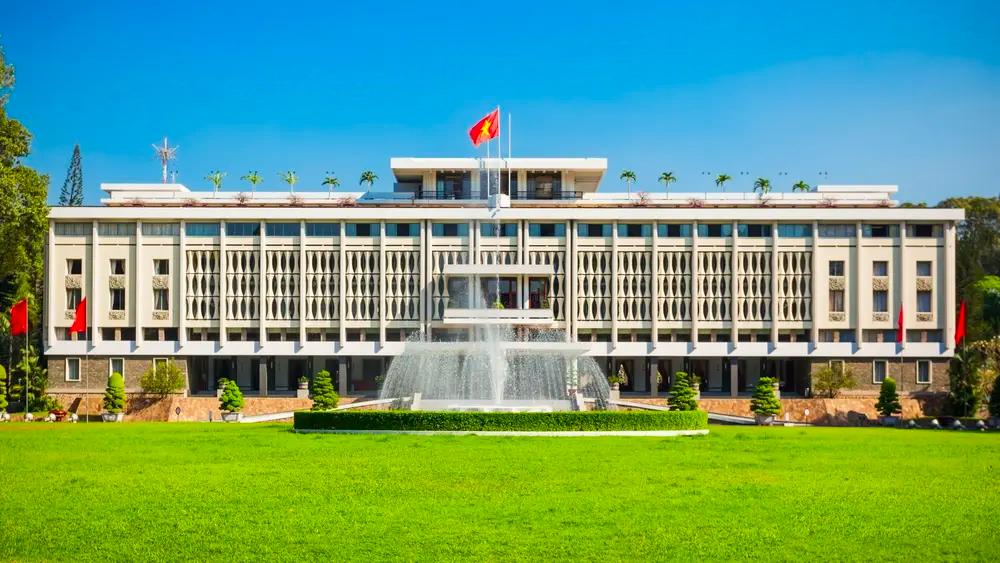 Vài năm gần đây, Dinh Độc Lập dần chuyển mình trở thành điểm hẹn đầy mới mẻ của ánh sáng, âm nhạc và cả nghệ thuật ẩm thực.