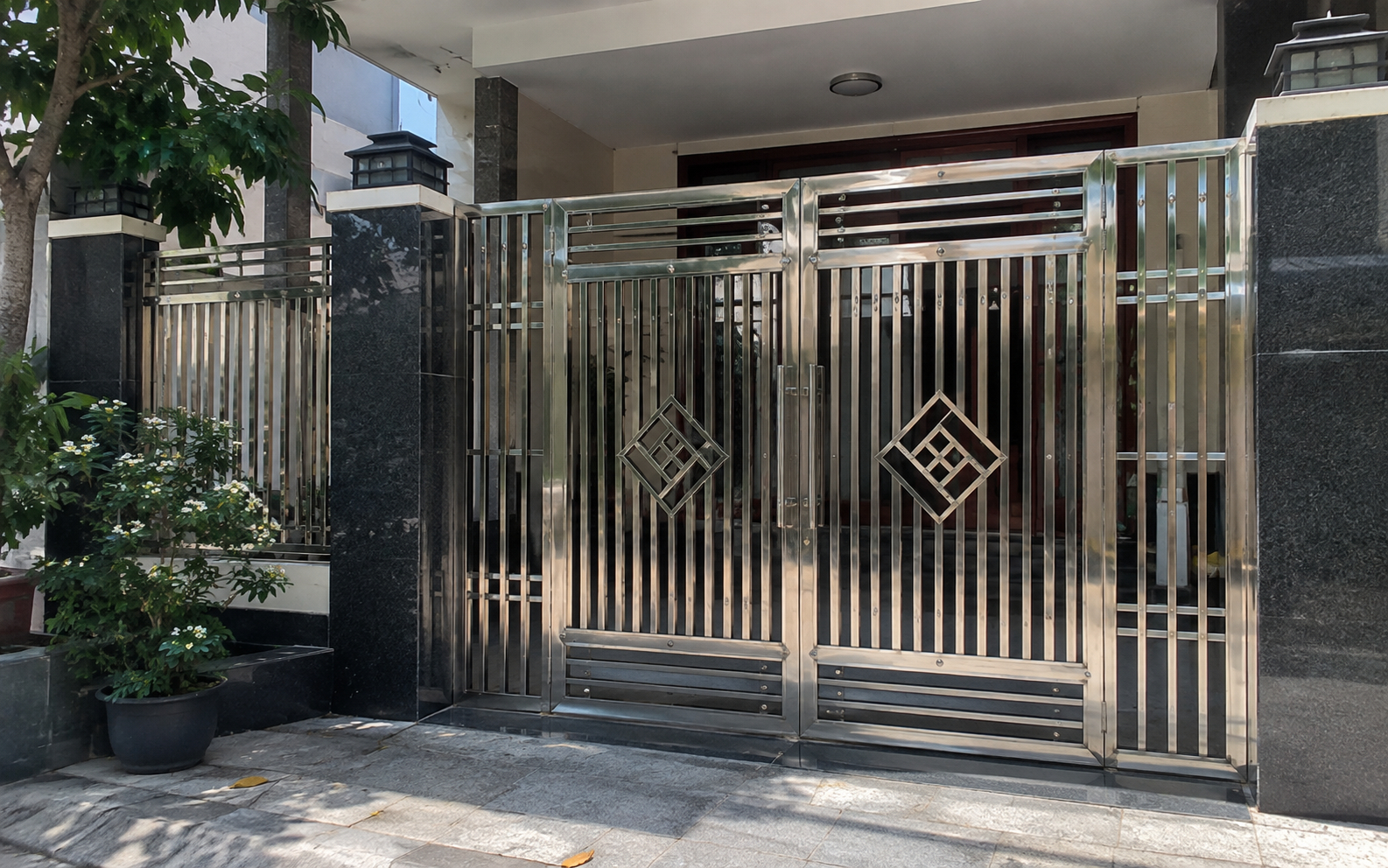 Tại sao ngày càng nhiều gia đình không làm cổng inox? Hóa ra 2 kiểu cổng này khiến mặt tiền đẹp, hiện đại hơn