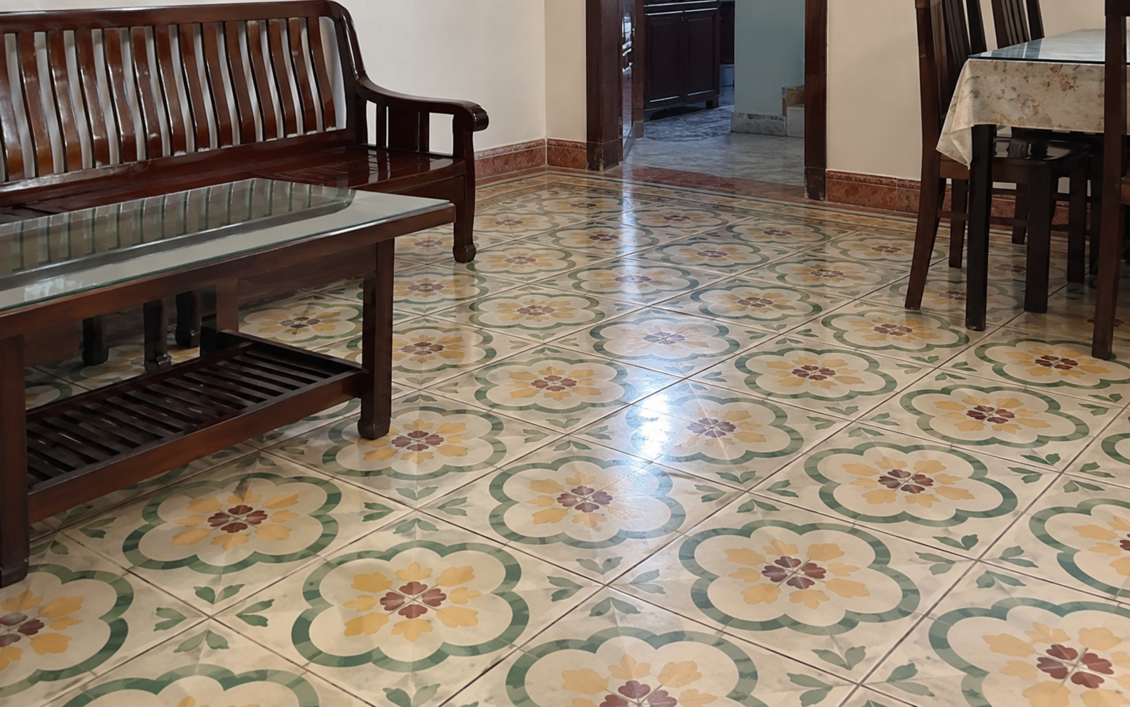 Tại sao ngày càng nhiều gia đình không còn làm nền nhà bằng gạch hoa? 2 vật liệu thay thế giúp nhà sáng, dễ phối nội thất hơn