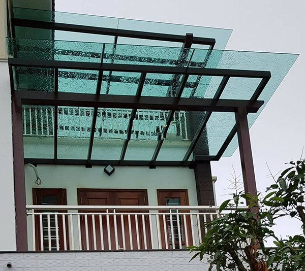 Tại sao ngày càng nhiều gia đình không còn làm mái hiên tôn? 2 vật liệu thay thế vừa che nắng mưa, vừa giúp mặt tiền sang hơn